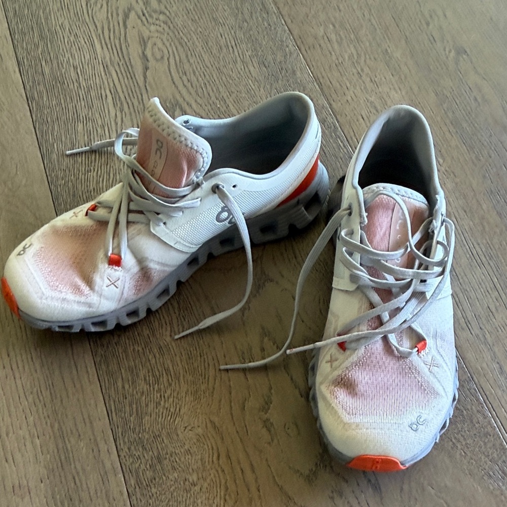 On Cloud Running Shoes in White with Coral Accents 8.5 women’s